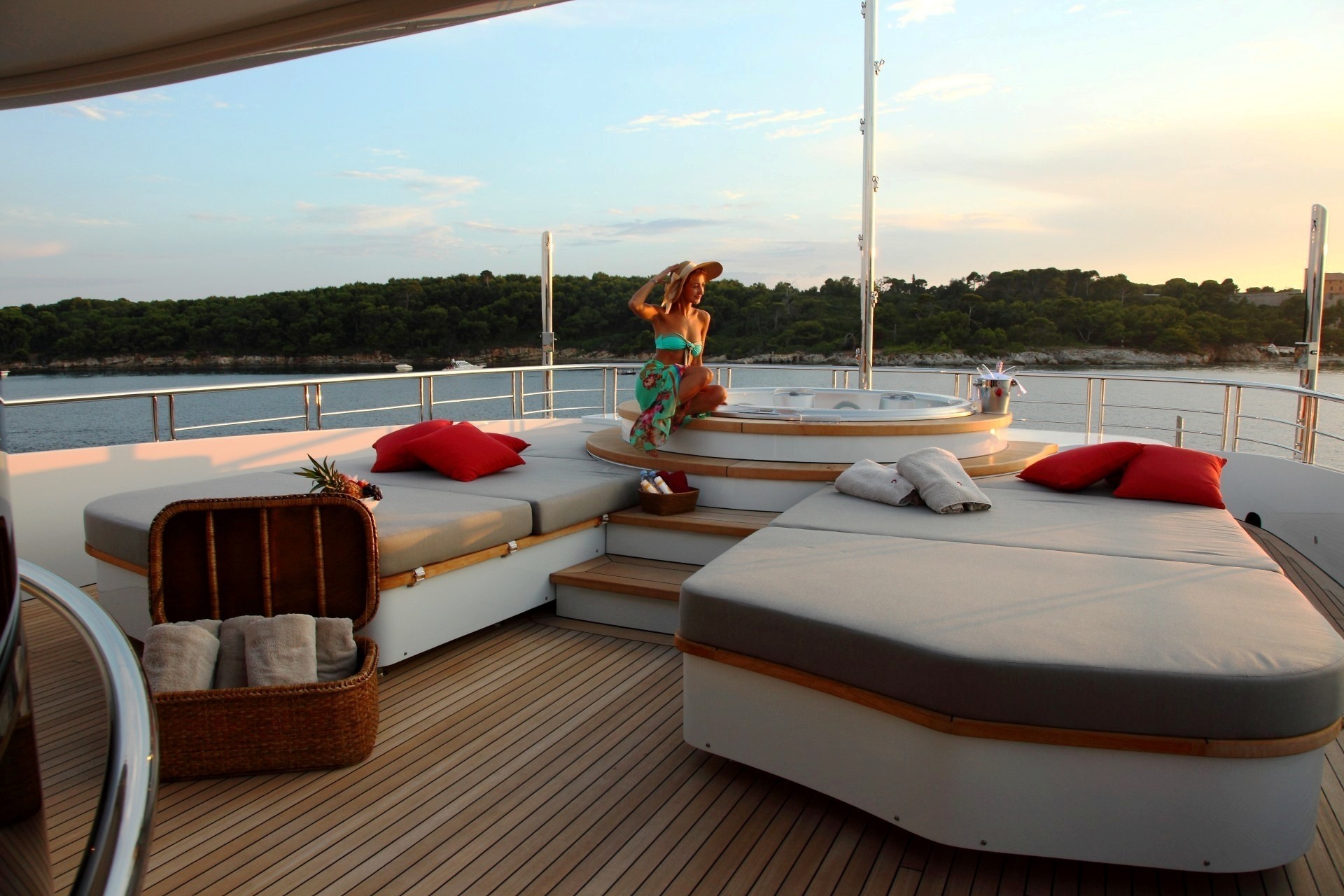 motor yacht 2 ladies